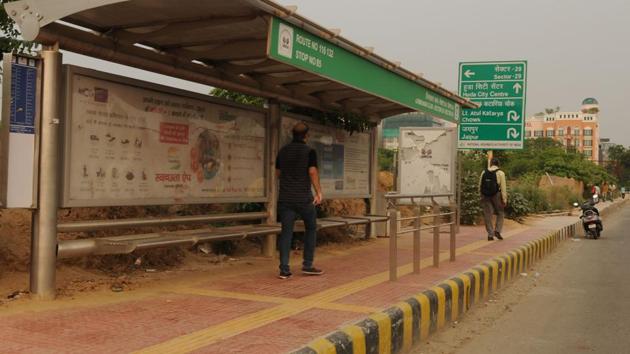 The RWA members agreed to install a banner at the main gate, informing residents of the expansion of the bus service.(Parveen Kumar / Hindustan Times)