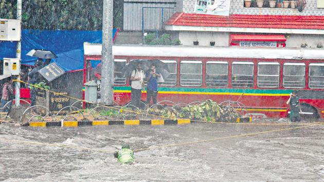 A BMC official ties a rope outside Andheri subway on Friday to prevent people from entering it. It was one of the worst-affected areas in the city. (Shashi S Kashyap/HT) A BMC official ties a rope outside Andheri subway on Friday to prevent people from entering it. It was one of the worst-affected areas in the city. (Shashi S Kashyap/HT)