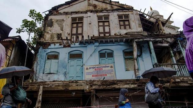 Some portion Sakina Manzil residential building collapsed in Kurla (Satish Bate/Hindustan Times) Some portion Sakina Manzil residential building collapsed in Kurla (Satish Bate/Hindustan Times)