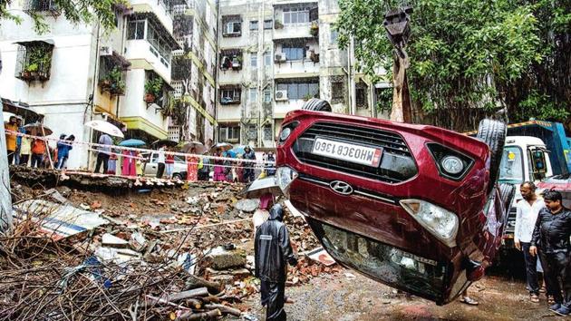 Wall collapsed on 5-6 cars at Ekveera Darshan society at Asalpha in Mumbai.(Photo by Satish Bate/Hindustan Times)