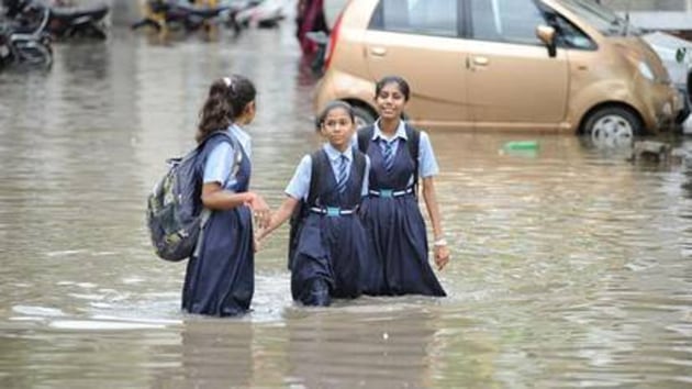 The national highway connecting Mumbai to Surat was under water on some stretches, causing traffic snarls.(HT Photo) The national highway connecting Mumbai to Surat was under water on some stretches, causing traffic snarls.(HT Photo)