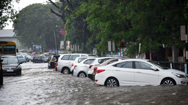 As heavy showers continued to lash the city, Mumbai recorded its second highest 24-hour June rainfall in the past 10 years. (Photo by Bachchan Kumar/ Hindustan Times)