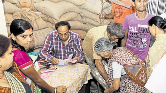 The Centre has given states and Union Territories time till June 30, 2020 to roll out the ‘one nation, one ration card’ system, under which beneficiaries can buy subsidised foodgrains from ration shops in any part of the country. (HT Photo) The Centre has given states and Union Territories time till June 30, 2020 to roll out the ‘one nation, one ration card’ system, under which beneficiaries can buy subsidised foodgrains from ration shops in any part of the country. (HT Photo)