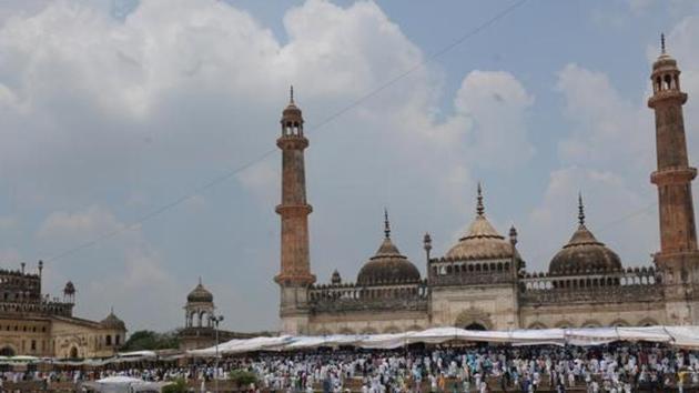 The guidelines also prohibit all kinds of professional photography or shoots inside the premises of the historical monuments in the city and mentioned there will be a punishment for the guards who do not follow these orders.(Subhankar Chakraborty/HT PHOTO) The guidelines also prohibit all kinds of professional photography or shoots inside the premises of the historical monuments in the city and mentioned there will be a punishment for the guards who do not follow these orders.(Subhankar Chakraborty/HT PHOTO)