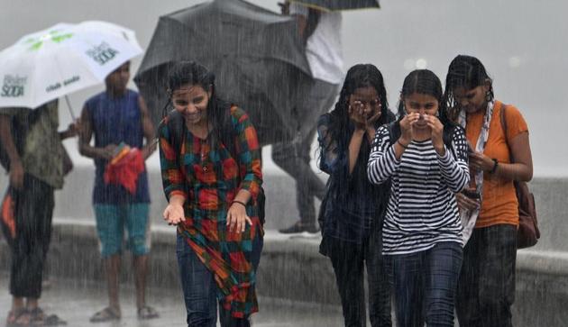 Mumbai, India - June 28, 2019: People enjoying heavy rain at Marine drive in Mumbai. (Photo by Satyabrata Tripathy/Hindustan Times)(Satyabrata Tripathy/HT Photo)
