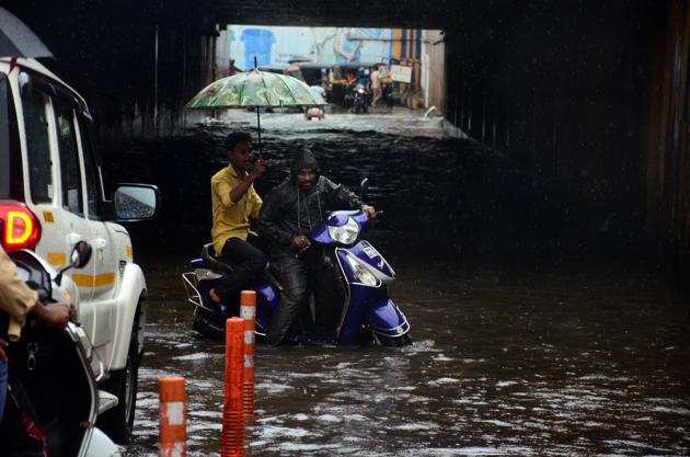 A motorist avoids going into the underpass near Kopar Khairane railway station on Saturday.(Bachchan Kumar/ Hindustan Times)