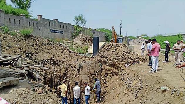 People gather during the search operation to locate the bodies of the two welders who are feared dead in yesterday’s Delhi Jal Board drain accident, at Khyala, in New Delhi, India. (HT Photo) People gather during the search operation to locate the bodies of the two welders who are feared dead in yesterday’s Delhi Jal Board drain accident, at Khyala, in New Delhi, India. (HT Photo)