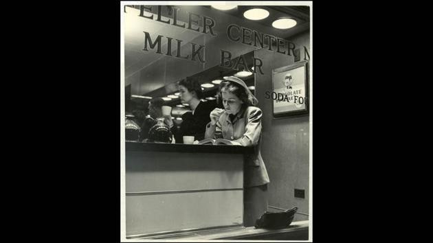 Nina Leen’s unpublished photograph from “American Woman’s Dilemma,” LIFE, June 16, 1947. (© LIFE Picture Collection, Meredith Corporation) Nina Leen’s unpublished photograph from “American Woman’s Dilemma,” LIFE, June 16, 1947. (© LIFE Picture Collection, Meredith Corporation)