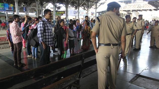 With more than 400 record criminal arrests, the Government Railway Police claim they have been successful in curtailing robberies on Mumbai local trains.(HT FIle Photo)