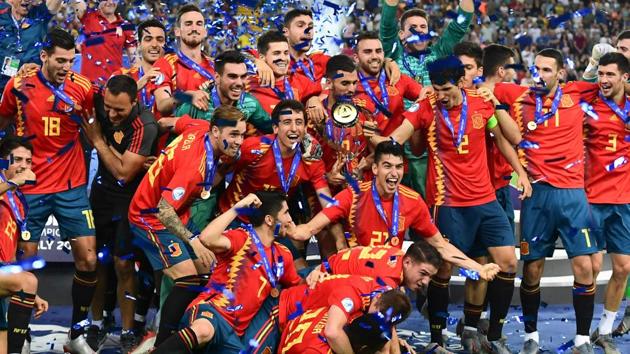 Spain's defender Marc Roca (C-R), Spain's midfielder Fabian Ruiz (3rdl Top) and teammates celebrate with the winners trophy.(AFP) Spain's defender Marc Roca (C-R), Spain's midfielder Fabian Ruiz (3rdl Top) and teammates celebrate with the winners trophy.(AFP)