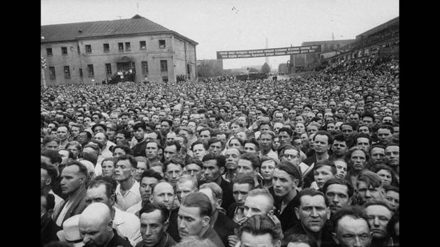 At the height of the Cold War in 1956, LIFE sent Lisa Larsen to document the Kremlin visit of Yugoslavia’s President Josip Broz (known as Tito). She captured the immense crowds, later believed to be present under duress. (© LIFE Picture Collection, Meredith Corporation) At the height of the Cold War in 1956, LIFE sent Lisa Larsen to document the Kremlin visit of Yugoslavia’s President Josip Broz (known as Tito). She captured the immense crowds, later believed to be present under duress. (© LIFE Picture Collection, Meredith Corporation)