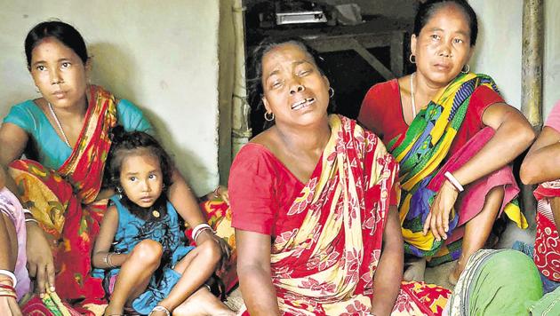 Family members mourn the death of their closed ones, who were killed when a portion of the compound wall of a housing society collapsed on shanties adjacent to it in Kondhwa(HT PHOTO)