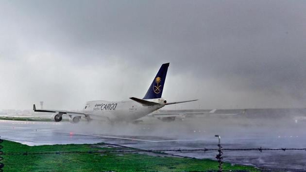 Domestic and International flights get delayed 20-30 mins due to heavy rains in Mumbai, India.(Vijayanand Gupta/Hindustan Times)