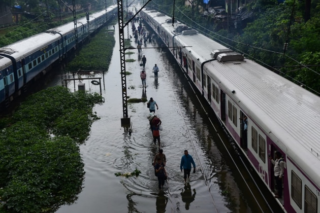 Western Railway said it is operating its suburban train services only between Churchgate and Virar stations after several tracks were flooded following heavy rains.(Vijayanand Gupta)