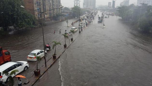 Road traffic continued in Mumbai for the second consecutive day in the city and suburbs as many areas were waterlogged.(Kunal Patil/HT Photo)