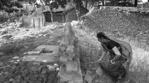 58-year-old Meenadevi cleans dry toilets in a Muslim neighbourhood in Bihar’s Rohtas district. She swiftly picks up the dried waste and human excreta using cardboard pads, shoves it in her partly broken bamboo basket and heads off to dispose it in a nearby field. Manual scavengers and sanitation workers need no introduction, yet they are so easily forgotten. (Sudharak Olwe )