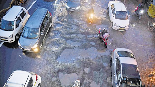 Potholes before the Vile Parle flyover on the south-bound stretch of western express highway have caused massive traffic snarls for the past few days. (Pramod Thakur/ /HT Photo) Potholes before the Vile Parle flyover on the south-bound stretch of western express highway have caused massive traffic snarls for the past few days. (Pramod Thakur/ /HT Photo)