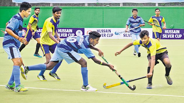 Priyadarshani (yellow) were on the backfoot from the first minute versus Rovers Academy ‘A’ (blue ) during the Hussain Silver Cup hockey tournament played at Major Dhyanchand stadium, Pimpri, on Monday.(HT PHOTO)