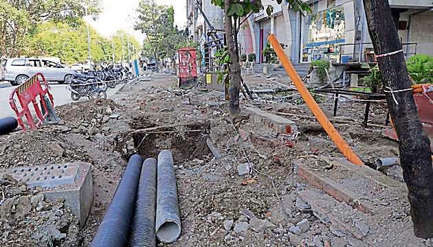 Power utility officials state that their underground cables are getting damaged during the Smart City works.(Rahul Raut/HT PHOTO)