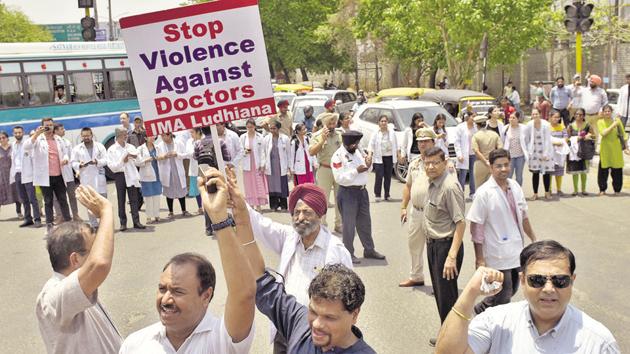 Indian Medical Association members rising slogans against attack on doctors, at Bharat Nagar Chowk in Ludhiana .(HT Photo)