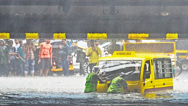 A van breaks down in the middle of a flooded road in Andheri.(Satyabrata Tripathy/HT Photo)