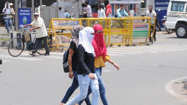 Residents can expect relief on Tuesday, when the mercury is likely to dip by a degree or two, on account of moisture-laden easterly winds forming over the Bay of Bengal that are travelling to the plains.(Diwakar Prasad/ Hindustan Times)