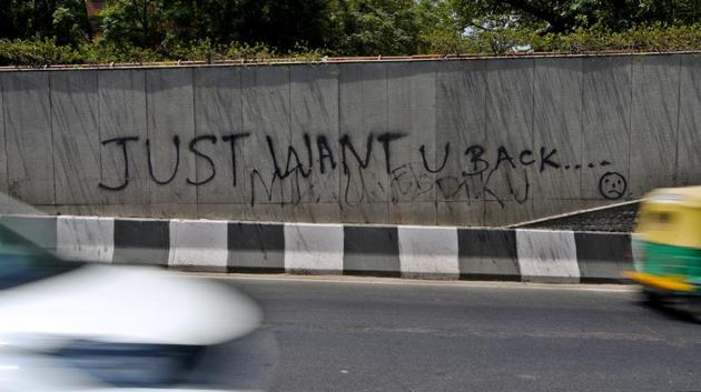 Senior officials of the Public Works Department said that such messages had become so common on the walls of the underpass that in 2012, they put up rugged tiles on both sides to discourage “miscreants”. Despite the precautionary measure, when HT visited the underpass, the exits had several names signed on the sides. A message read “Dhruv and Anuradha,” —the two names within a heart. Another read “Kiss Anshul.” (Amal KS / HT Photo) Senior officials of the Public Works Department said that such messages had become so common on the walls of the underpass that in 2012, they put up rugged tiles on both sides to discourage “miscreants”. Despite the precautionary measure, when HT visited the underpass, the exits had several names signed on the sides. A message read “Dhruv and Anuradha,” —the two names within a heart. Another read “Kiss Anshul.” (Amal KS / HT Photo)