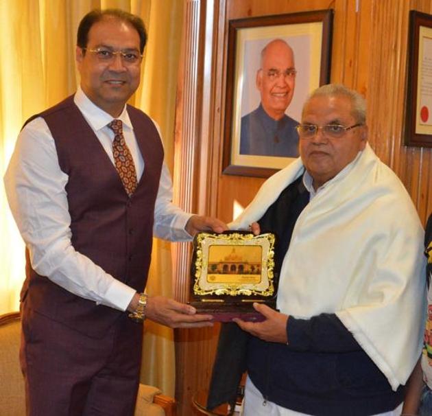 UP minister Mohsin Raza presenting a memento of UP Vidhan Sabha to Jammu and Kashmir governor Satyapal Malik. Raza is on Kashmir visit these days.(HT)