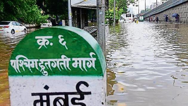 Water logging at Westren Express Highway Bandra in Mumbai, India. (Vijayanand Gupta/Hindustan Times) Water logging at Westren Express Highway Bandra in Mumbai, India. (Vijayanand Gupta/Hindustan Times)