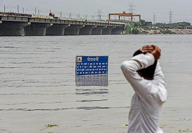 A view of swollen Yamuna river. Water level of the Yamuna river near Kalindi Kunj reached the highest level. The authorities evacuated families who were staying on Yamuna flood plains to makeshift tents set up by the Delhi government, in New Delhi.(Burhaan Kinu/ Hindustan Times) A view of swollen Yamuna river. Water level of the Yamuna river near Kalindi Kunj reached the highest level. The authorities evacuated families who were staying on Yamuna flood plains to makeshift tents set up by the Delhi government, in New Delhi.(Burhaan Kinu/ Hindustan Times)