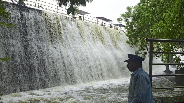 Powai lake overflowed on Tuesday, July 2, 2019, following heavy rain showers.(Vijayanand Gupta/HT Photo)