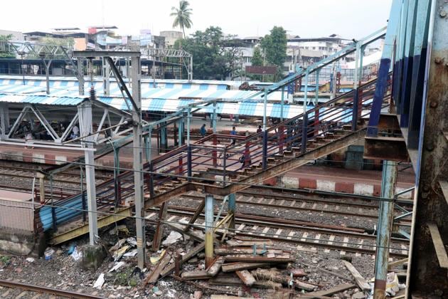 The 40-year-old FoB on the eastern side not only helped people from areas such as Patkar Road, Rath Road and Madhuban Talkies Lane reach the station faster but also aided them to cross over to the western side of Dombivli station.(HT Photo) The 40-year-old FoB on the eastern side not only helped people from areas such as Patkar Road, Rath Road and Madhuban Talkies Lane reach the station faster but also aided them to cross over to the western side of Dombivli station.(HT Photo)