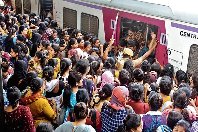 At Thane railway station: After a day of mayhem and staying indoors, Mumbaiites stepped out for work on Wednesday, only to be greeted with more chaos.(HT PHOTO)