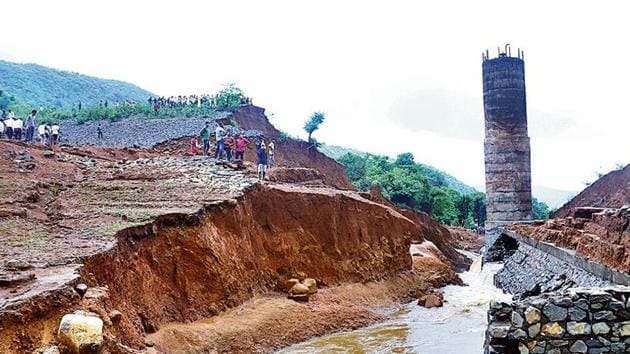 Built around 14 years ago, the Tiware dam in Chiplun taluka of Ratnagiri district, some 230km from Pune, has a storage capacity of 2 million cubic metre. It developed a breach late Tuesday night after heavy rains, district collector Sunil Chavan said. (Anil Phalke/HT photo)