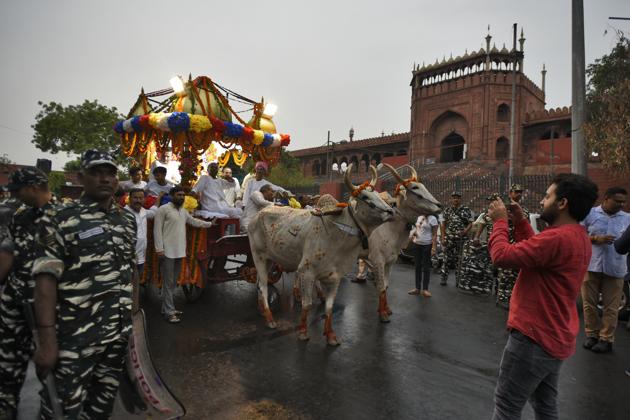 Devotees participate in Lord Jagannath's Rath Yatra in the presence of huge police deployment, at the walled city, in New Delhi (Burhaan Kinu/HT PHOTO)