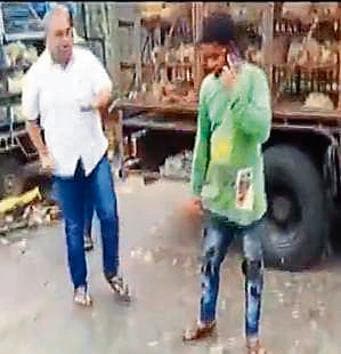 Milind Vaidya seen with one of the traders at Macchimar Colony, Mahim.(Video grab/ANI) Milind Vaidya seen with one of the traders at Macchimar Colony, Mahim.(Video grab/ANI)
