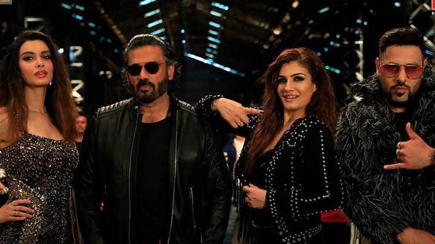 Khandani Shafakhana song Sheher Ki Ladki features Raveena Tandon, Suniel Shetty with Badshah and Diana Penty.