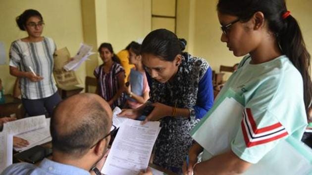 Students fill their admission forms for the new academic session as Delhi University released its second cut off list, at Kamla Nehru College, in New Delhi, India, on Thursday(Sanchit Khanna/HT PHOTO)