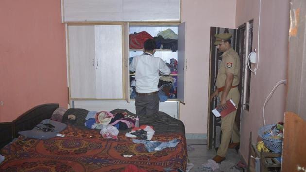 Police and forensics officials at the crime scene, at in a Ghaziabad lcoality where a man allegedly committed suicide after killing his wife and three children.(Sakib Ali/HT PHOTO)