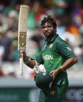 Pakistan's Imam-ul-Haq acknowledges the crowd as he walks off the pitch after being given out hit wicket. (AP) Pakistan's Imam-ul-Haq acknowledges the crowd as he walks off the pitch after being given out hit wicket. (AP)