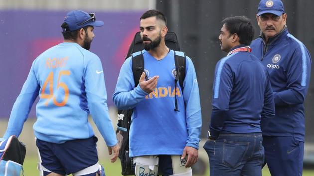 Indian cricket chief selector MSK Prasad, second right, and coach Ravi Shastri, right, listen as India's captain Virat Kohli, second left, talks to teammate Rohit Sharma.(AP)