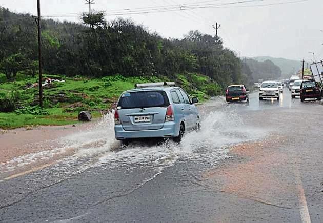 The roads along the Mahabaleshwar-Panchgani route experienced traffic blocks due to overflowing of water and logging.(HT Photo) The roads along the Mahabaleshwar-Panchgani route experienced traffic blocks due to overflowing of water and logging.(HT Photo)