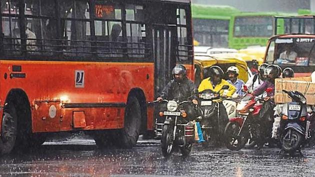 While Safdarjung received 26.4mm rain till 5:30pm, Palam received 6.9mm rain. (sanchit Khanna/HT) While Safdarjung received 26.4mm rain till 5:30pm, Palam received 6.9mm rain. (sanchit Khanna/HT)