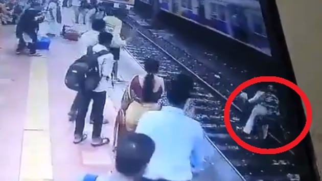 Twitter is all praises for the cops and has hailed them as heroes.(Twitter/@WesternRly) Twitter is all praises for the cops and has hailed them as heroes.(Twitter/@WesternRly)