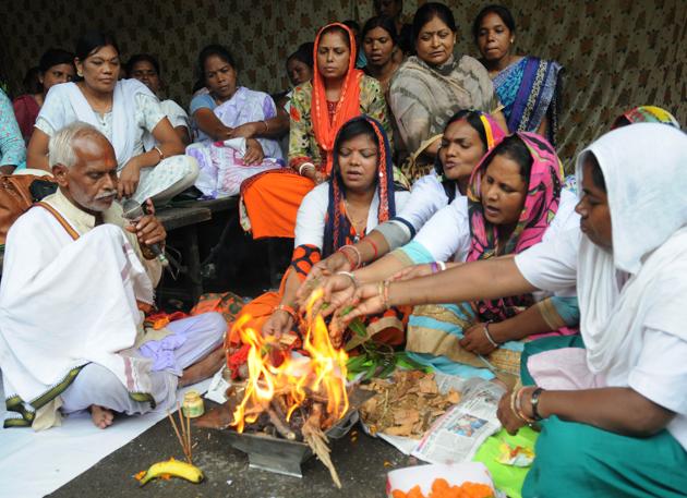 Contractual auxiliary nurse midwife (ANM) and general nurse midwife (GNM) doing rituals of "Havan" during their 13th day of strike before Governor house in Ranchi, India, on Saturday, July 6, 2019.(Diwakar Prasad/ Hindustan Times)