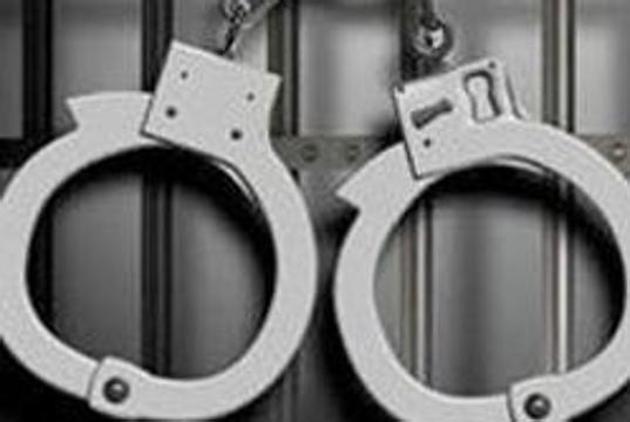 Four men and two women have been arrested for a series of burglaries at the homes of bureaucrats and other government officials in south Delhi’s Moti Bagh area(HT File)