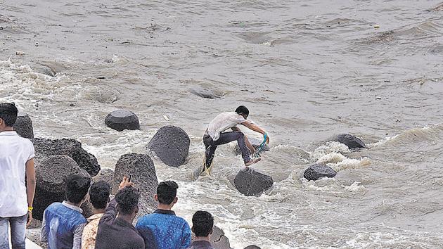 Javed Khan, 22, drowned near Marine Drive while trying to save an unidentified youth who was swept away during high tide(Kunal Patil/HT) Javed Khan, 22, drowned near Marine Drive while trying to save an unidentified youth who was swept away during high tide(Kunal Patil/HT)