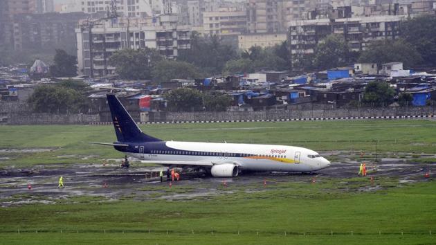 Spice jet aircraft No. 0623 flight from Jaipur to Mumbai was skidded on mumbai airport runway in Mumbai, Maharashtra. (Vijayanand Gupta / HT Photo)