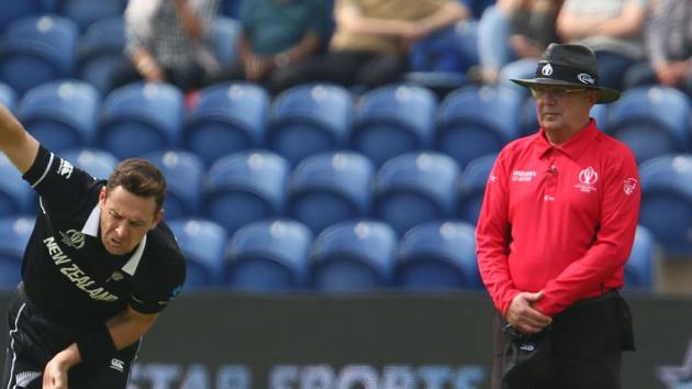 New Zealand's Matt Henry (L) is watched by umpire Ian Gould as he delivers the ball during the 2019 Cricket World Cup group stage match between New Zealand and Sri Lanka at Sophia Gardens stadium in Cardiff, south Wales, on June 1, 2019. (Photo by GEOFF CADDICK / AFP) / RESTRICTED TO EDITORIAL USE(AFP)