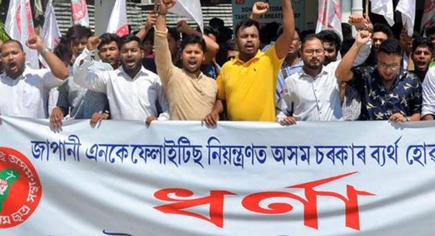 Activists of the All Assam Students’ Union (AASU) stage a protest in Guwahati against the government over the deaths due to Japanese Encephalitis in the state.(PTI) Activists of the All Assam Students’ Union (AASU) stage a protest in Guwahati against the government over the deaths due to Japanese Encephalitis in the state.(PTI)
